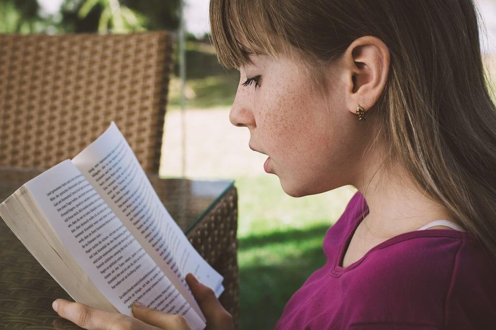 Jeune fille lisant un livre